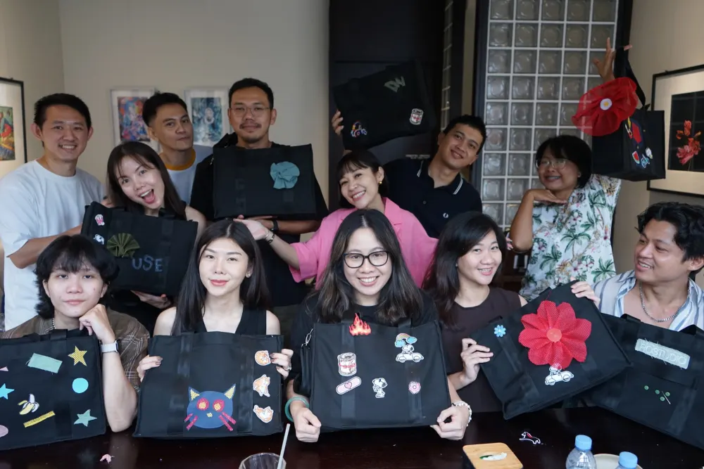 Para peserta Totebag Decorating Workshop memamerkan totebag hitam yang sudah mereka hias